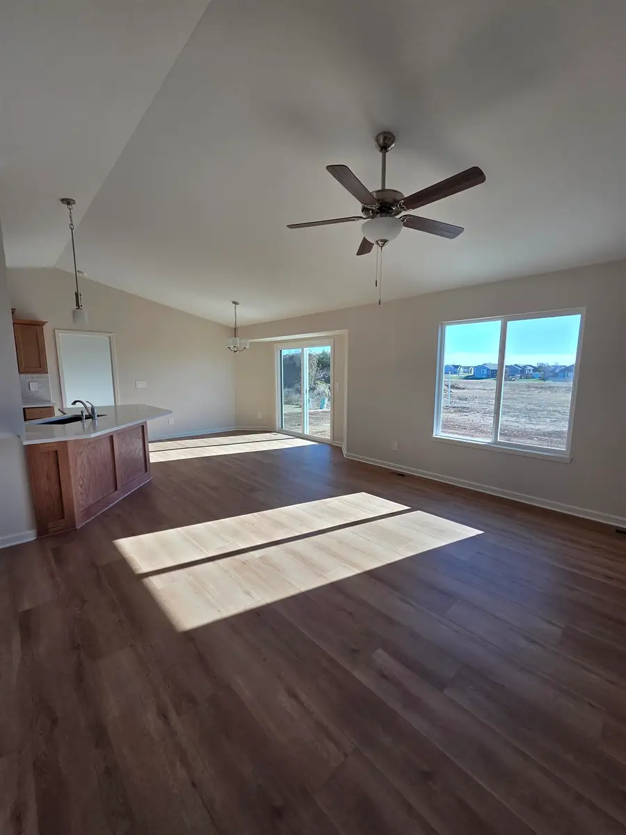 214 Summer Ct, Newton, KS 67114 - #2