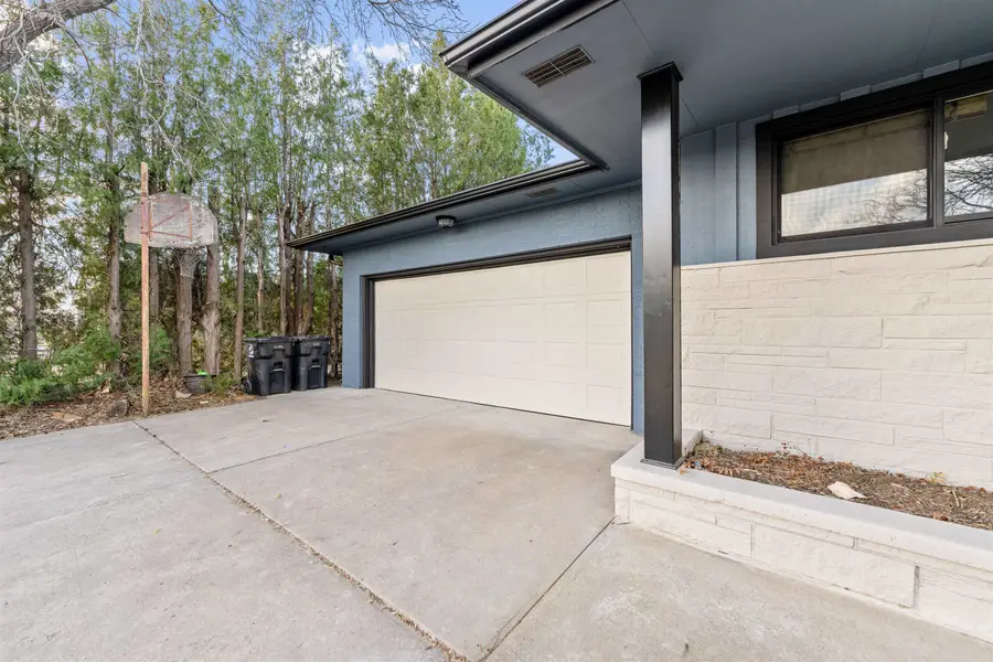 1107 E Wayne Ave, Salina, KS 67401 - #3