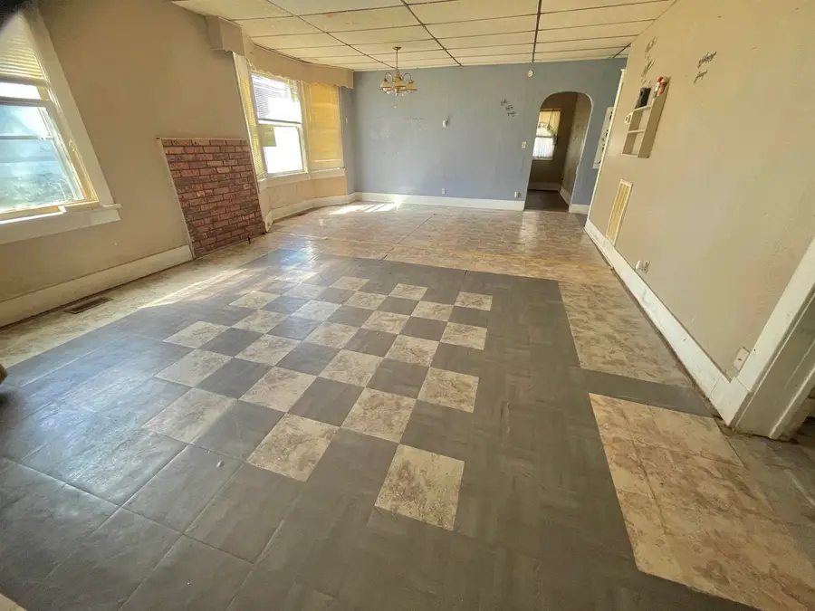 909 S 1st, Arkansas City, KS 67005 - #2