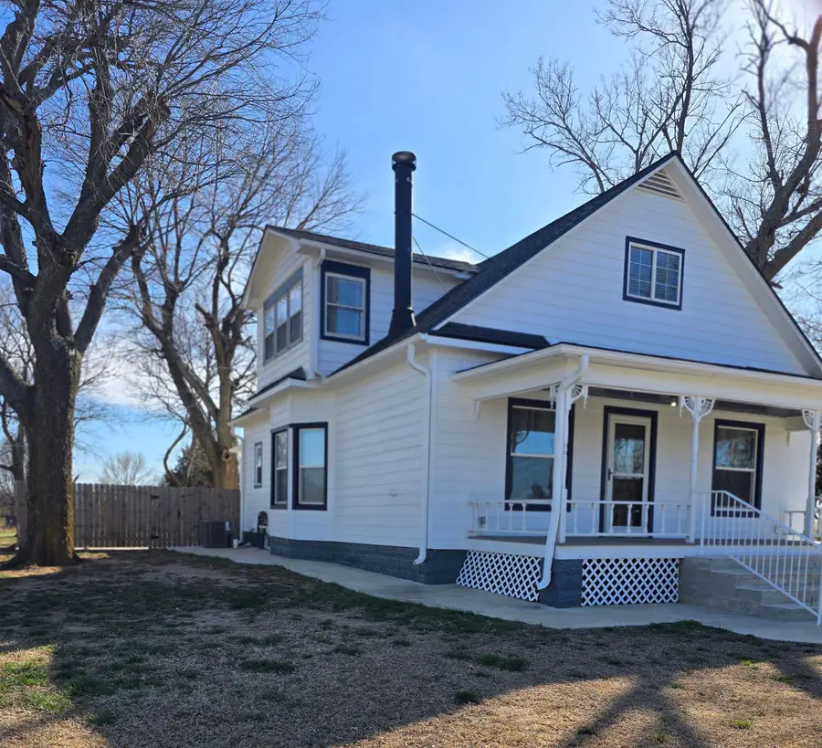 2403 E Chestnut Ave, Arkansas City, KS 67005 - #2