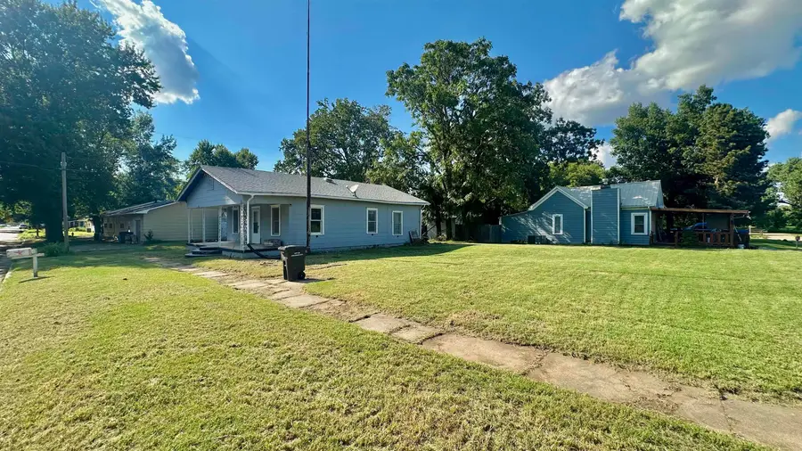 410 E Taylor Ave, Arkansas City, KS 67005 - #3