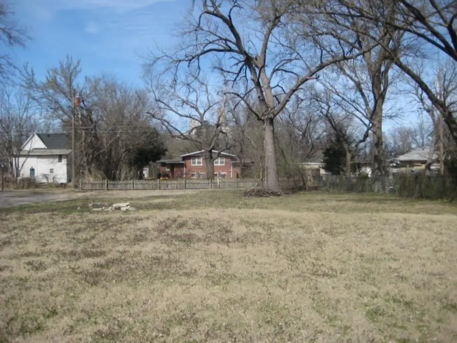 320 E 4th St, Newton, KS 67114 - #3