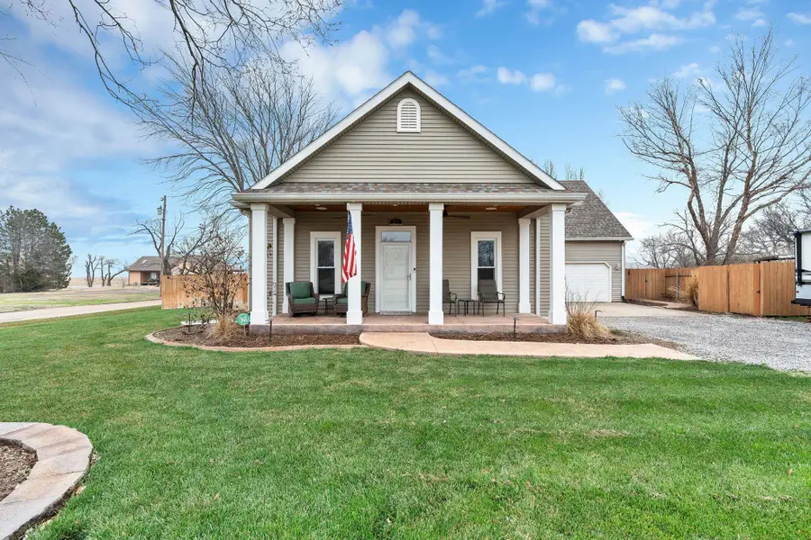 218 N Main St, Viola, KS 67149 - #2
