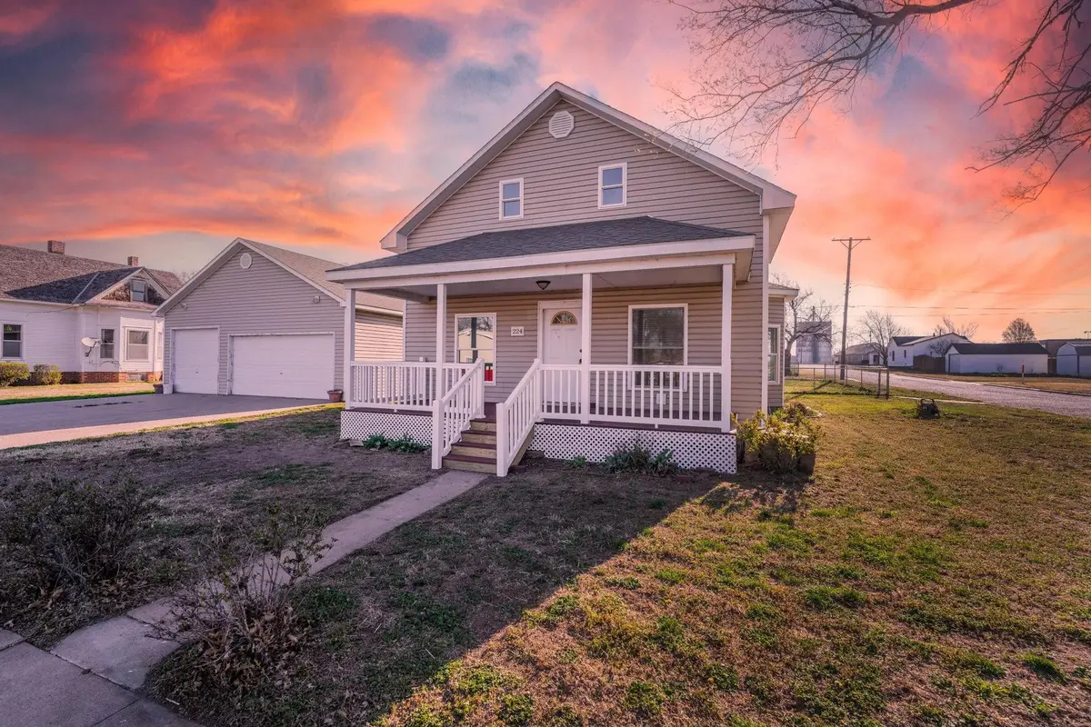 224 S Collingwood St, Pretty Prairie, KS 67570 - #1