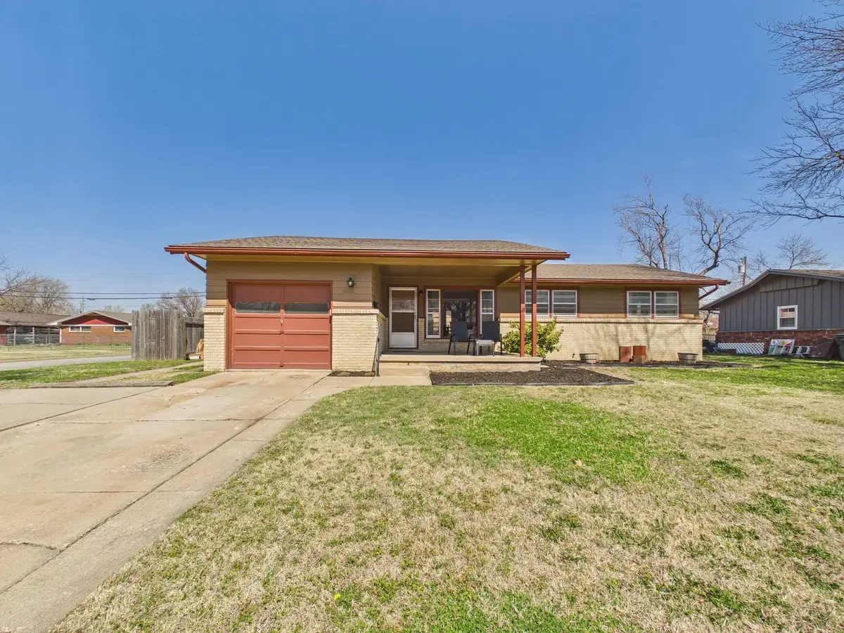 2140 W Columbine Ln, Wichita, KS 67204 - #1