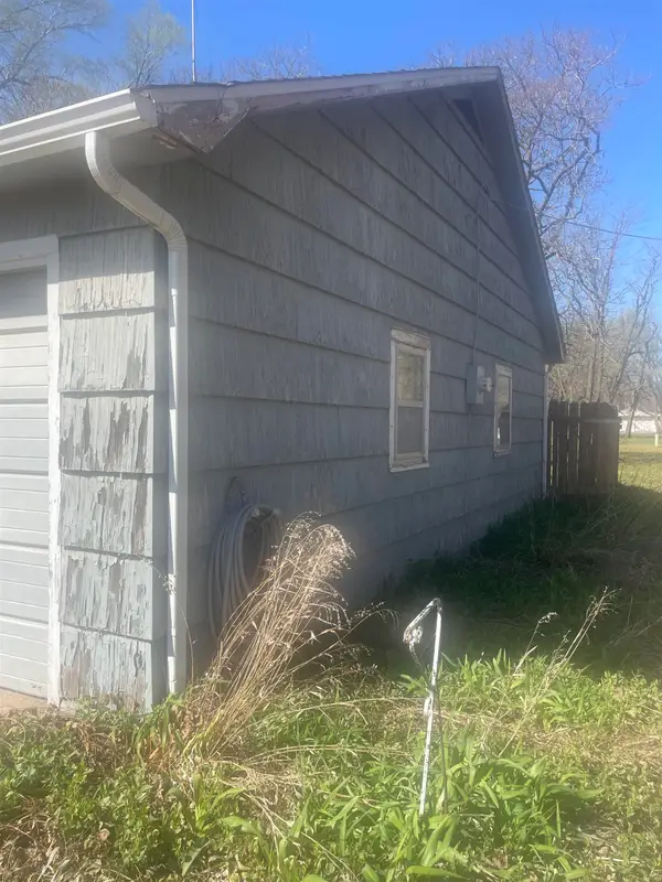 916 Van Buren St, Harper, KS 67058