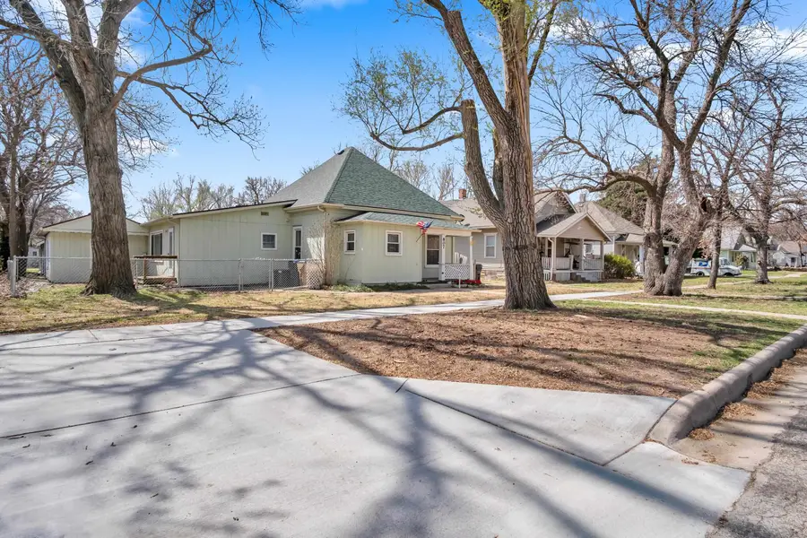 807 E 7th St, Newton, KS 67114 - #2