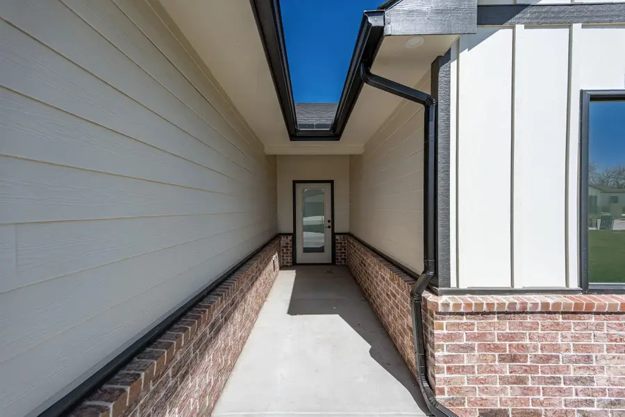 520 E Elmwood St, Park City, KS 67147-1124 - #2