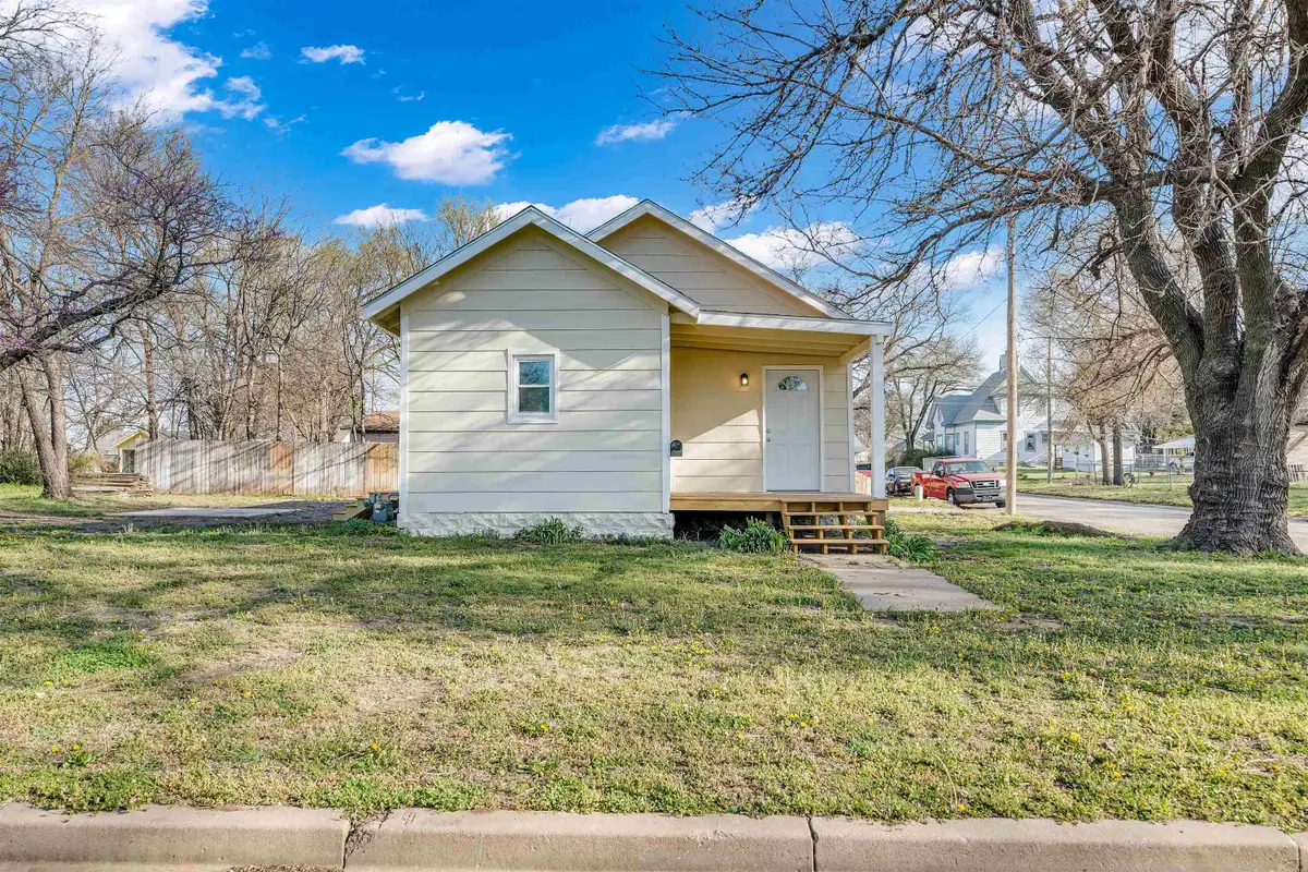 523 E 4th St, Wellington, KS 67152 - #1