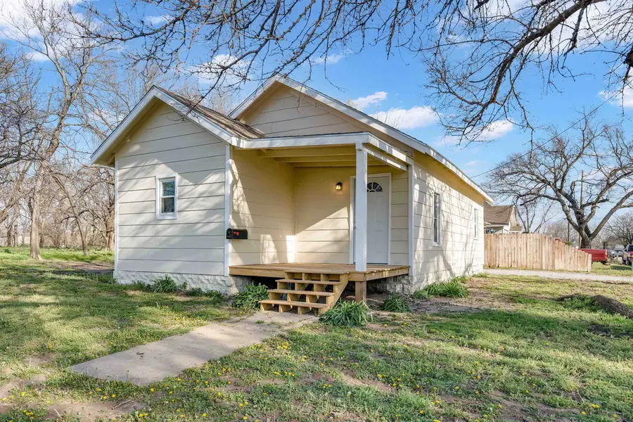 523 E 4th St, Wellington, KS 67152 - #2