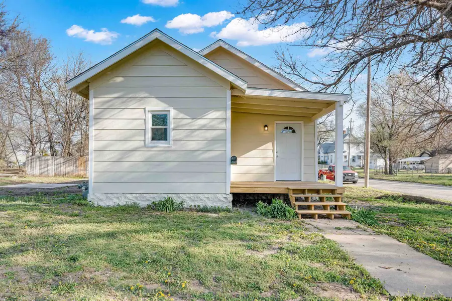 523 E 4th St, Wellington, KS 67152 - #3