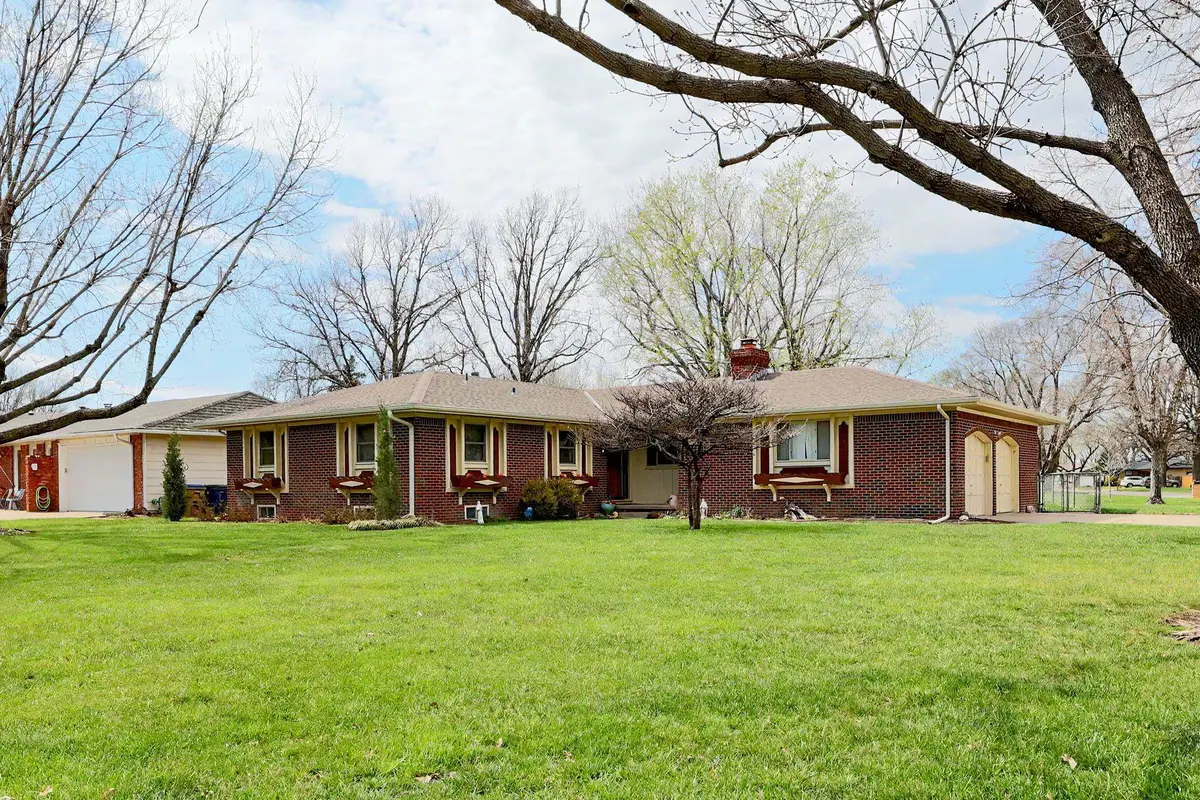 201 Miles Ave, Valley Center, KS 67147 - #1