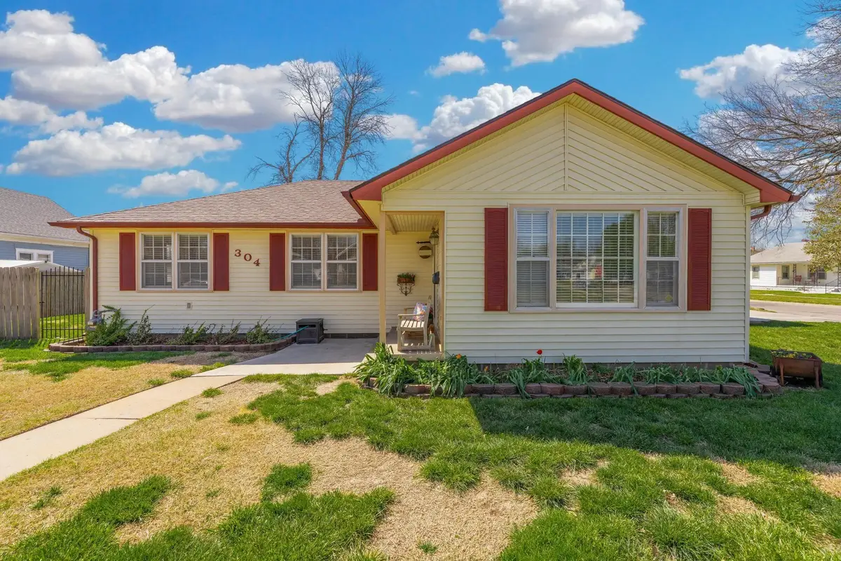 304 E 11th St, Wellington, KS 67152 - #1