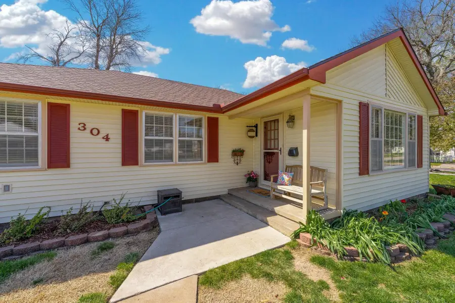 304 E 11th St, Wellington, KS 67152 - #3