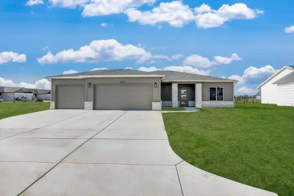 1017 Long Path St, Goddard, KS 67052