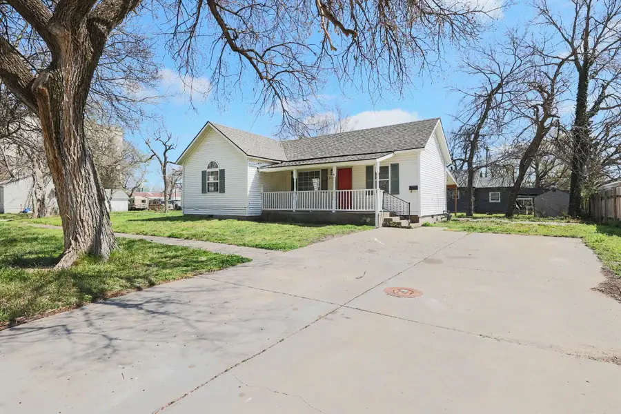 206 Pine St, Halstead, KS 67056 - #3