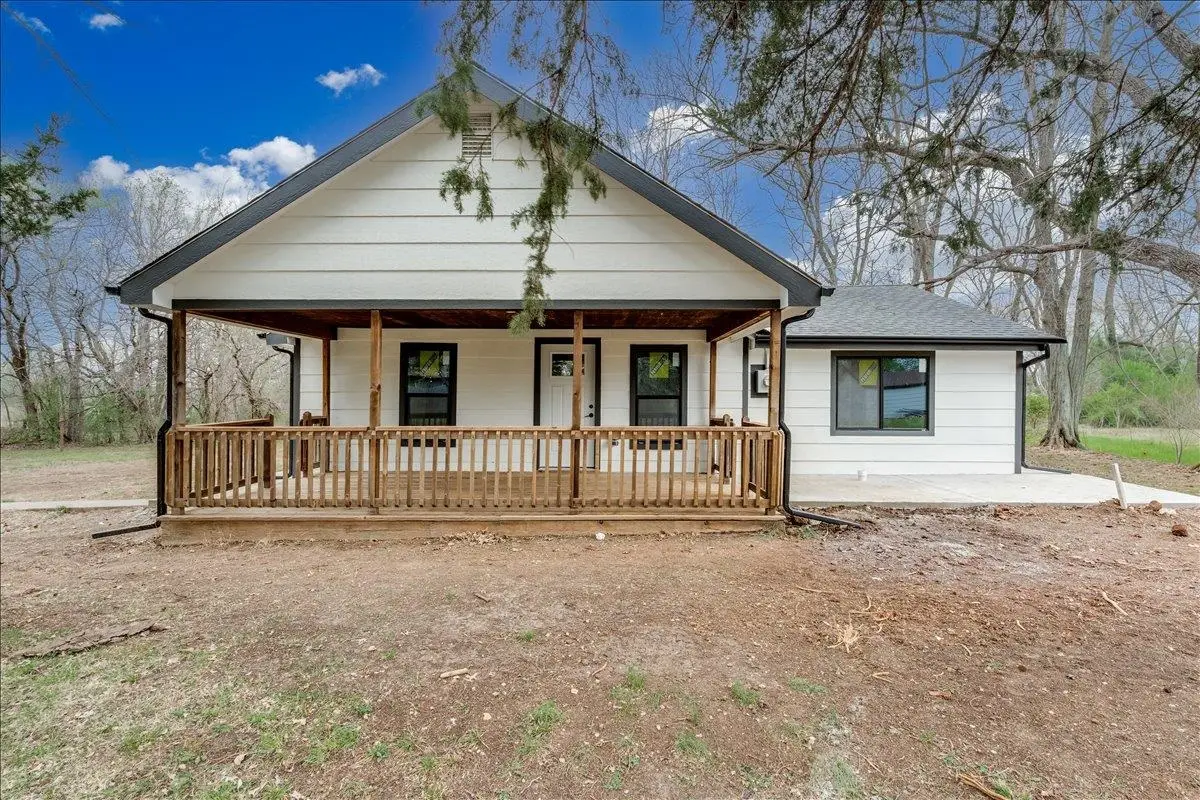102 E Oak St, Douglass, KS 67039 - #1