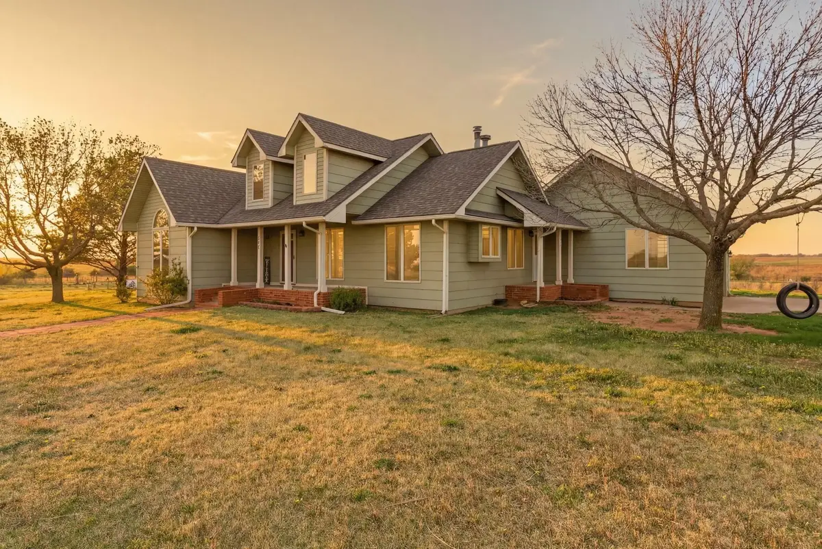 639 N Bluff Rd, Conway Springs, KS 67031 - #1