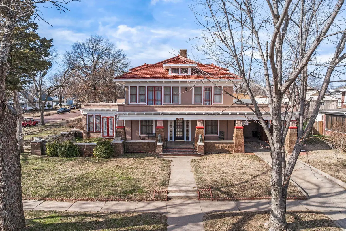 905 N 2nd St, Arkansas City, KS 67005 - #1