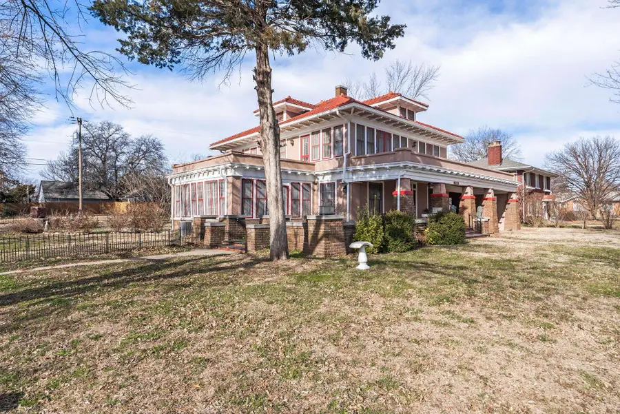 905 N 2nd St, Arkansas City, KS 67005 - #3