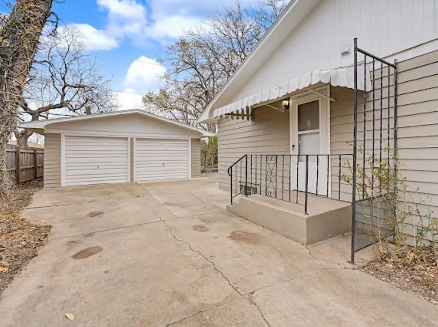 921 Manor Rd., Salina, KS 67401 - #2