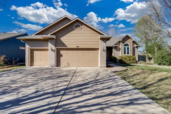 724 W Jamestown St, Andover, KS 67002