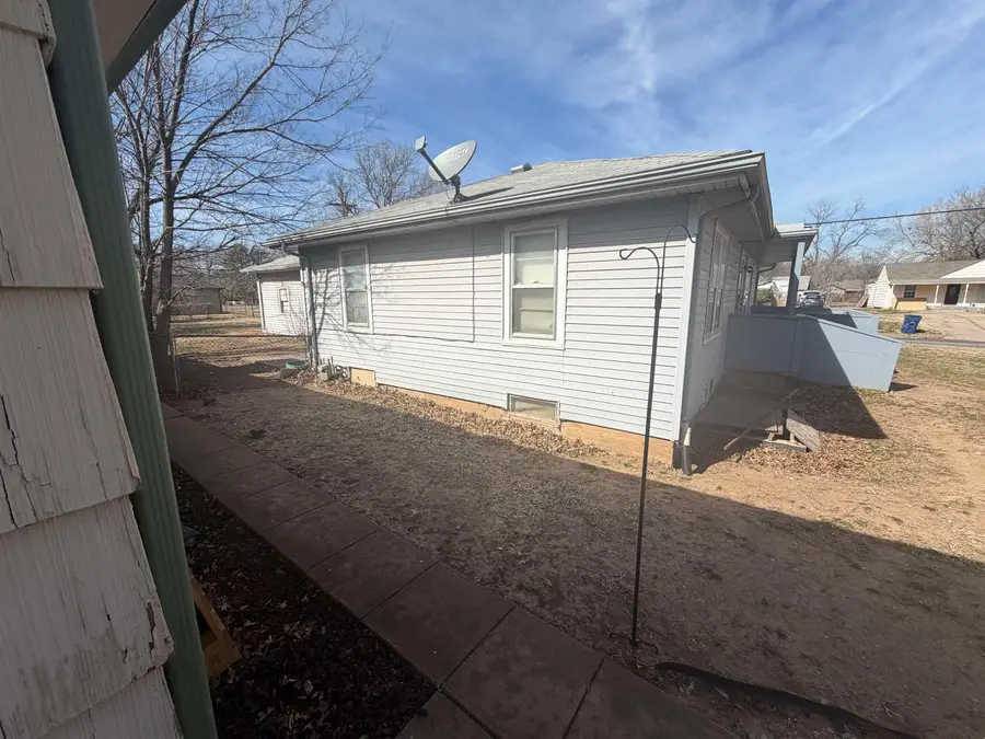 2201 S Broadview St, Wichita, KS 67218 - #3