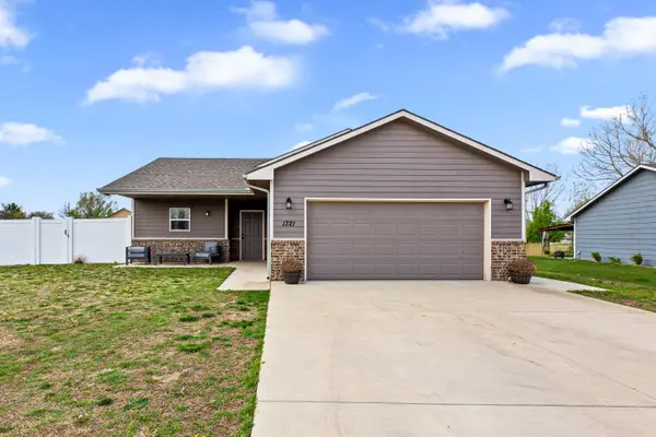 1321 Westover Ln, Hesston, KS 67062