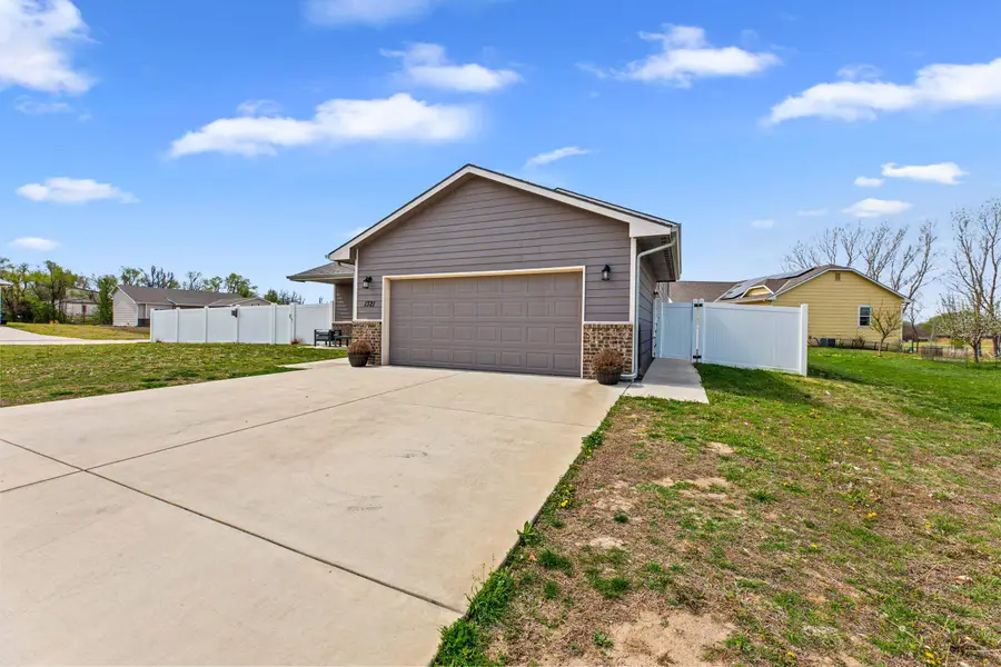 1321 Westover Ln, Hesston, KS 67062 - #2