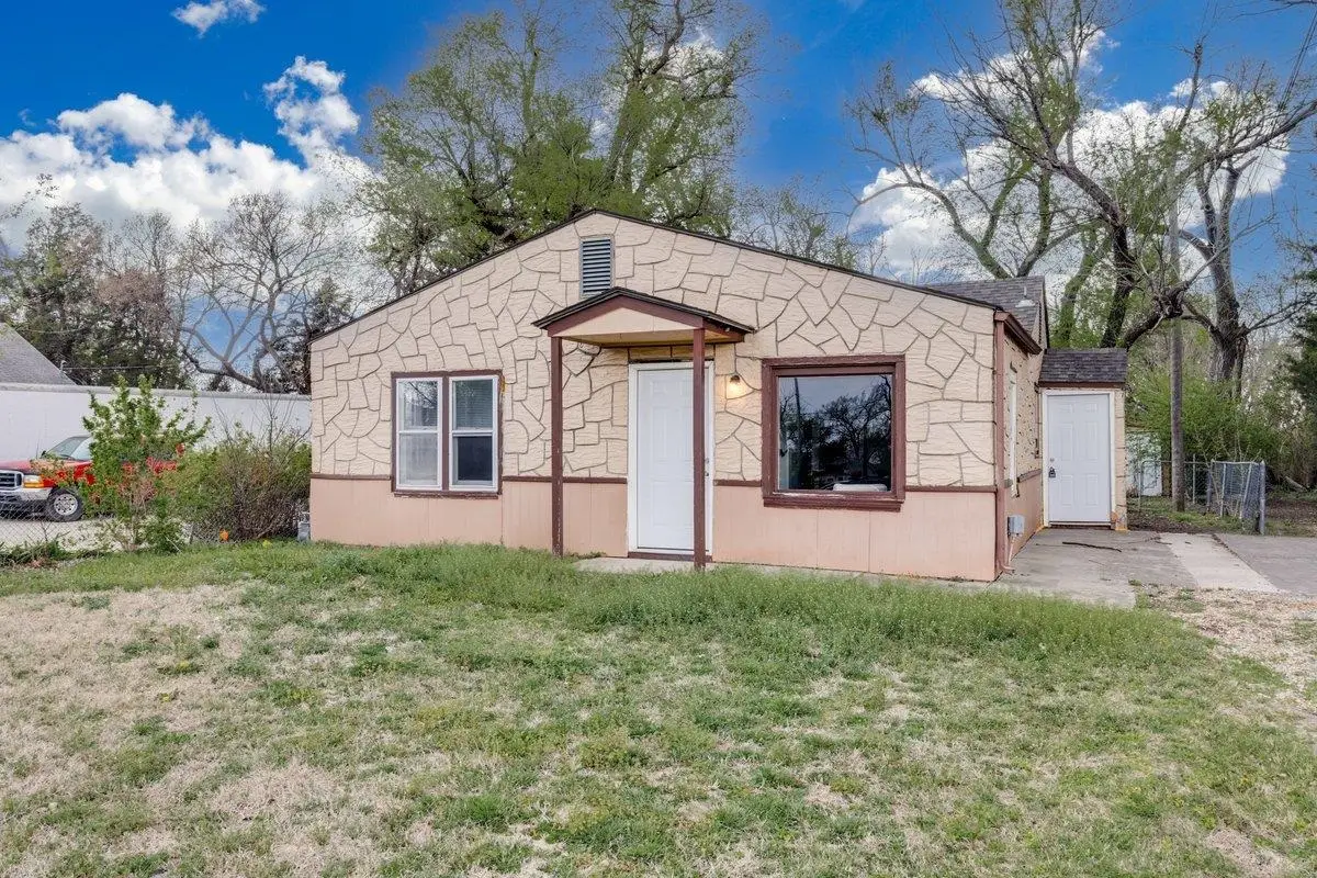 1524 E 12th St, Newton, KS 67114 - #1