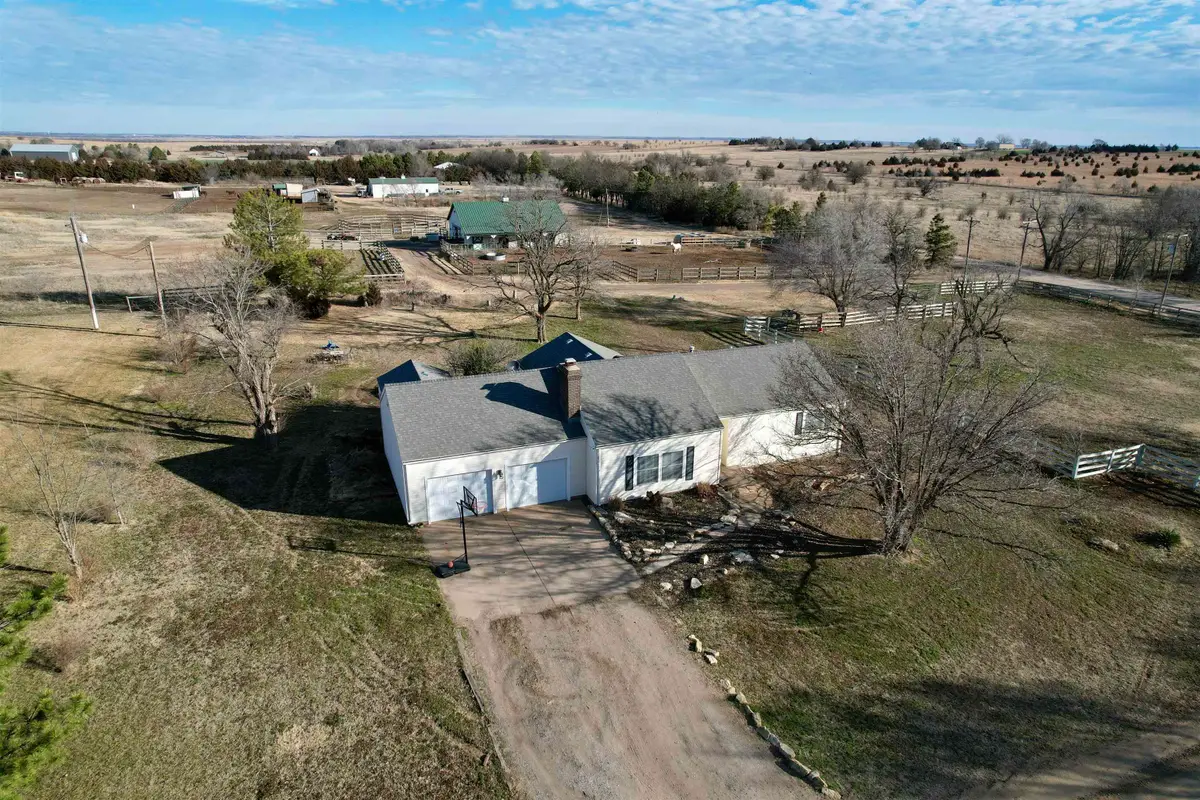 194 Hilltop Dr, Great Bend, KS 67530 - #1
