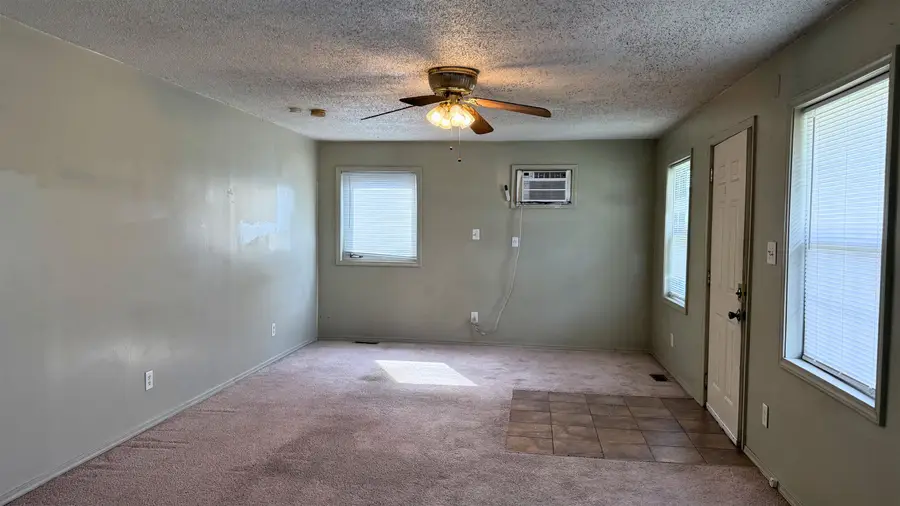 923 W Walnut St, Salina, KS 67401 - #2