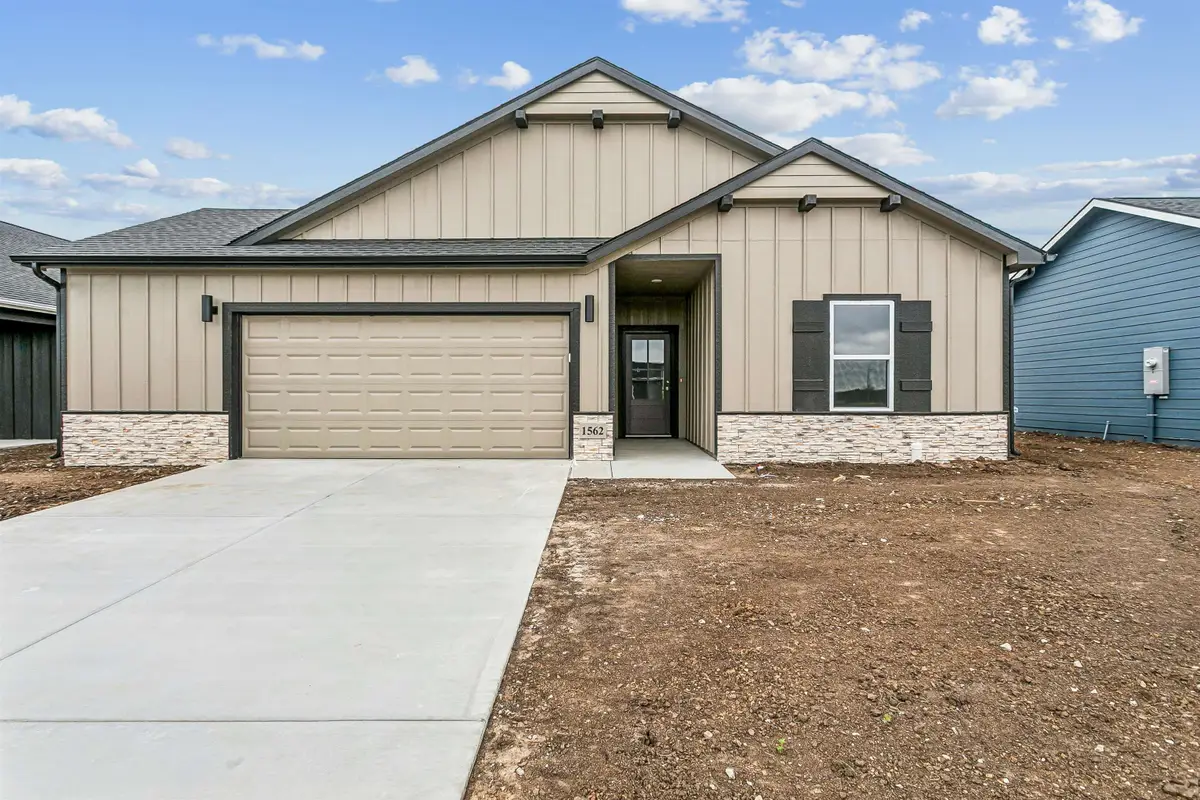 1562 N Emerald Valley Dr, Mulvane, KS 67110 - #1