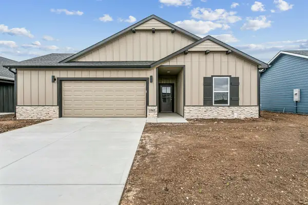 1562 N Emerald Valley Dr, Mulvane, KS 67110