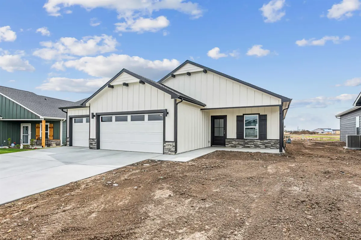 1570 N Emerald Valley Dr, Mulvane, KS 67110 - #1