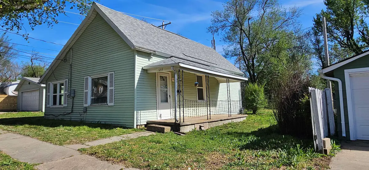 1215 E 3rd Ave, Winfield, KS 67156 - #1