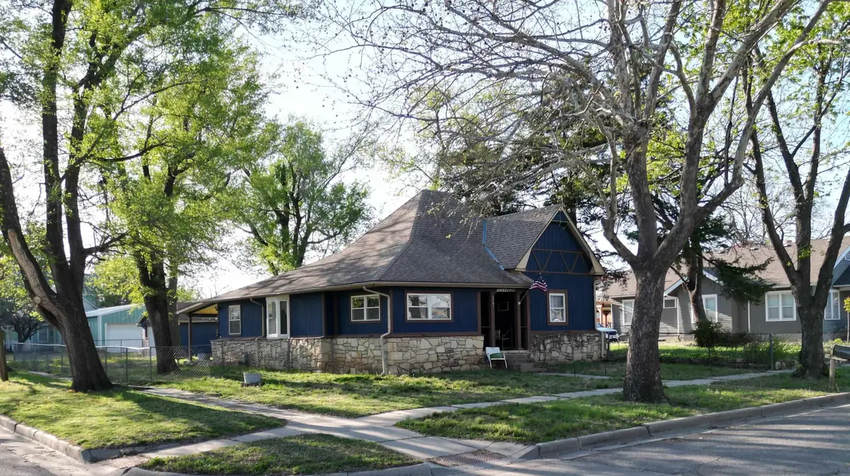 327 Houston St, Winfield, KS 67156 - #1