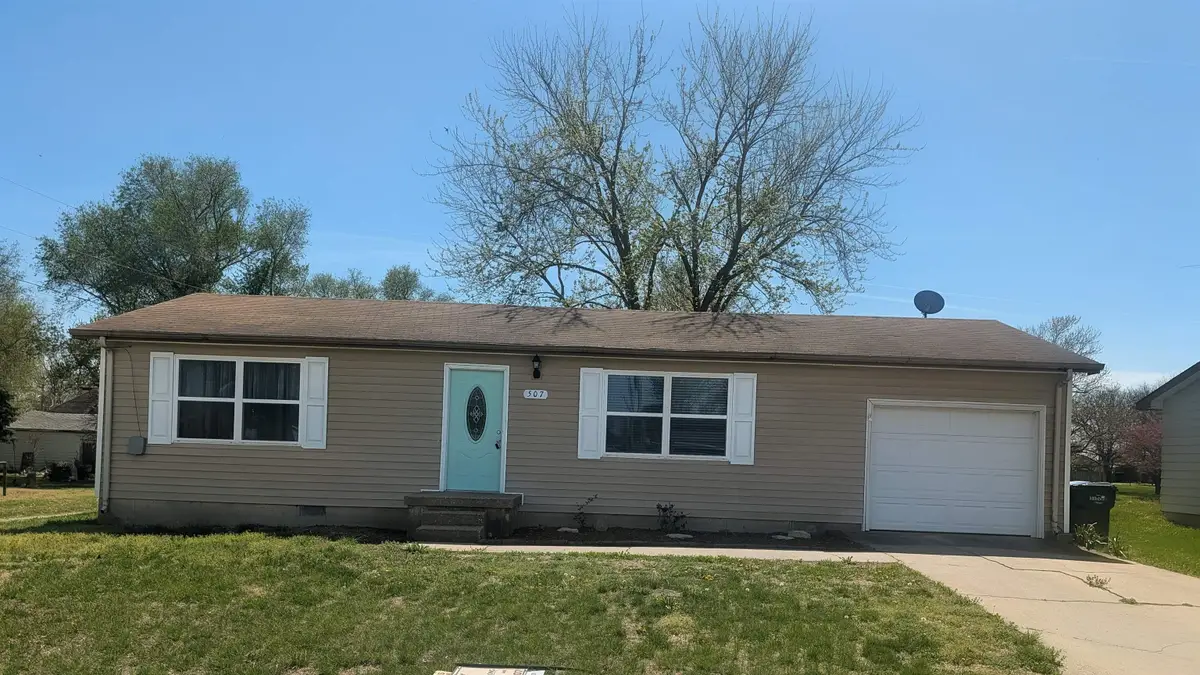 507 W B St, Hillsboro, KS 67063 - #1