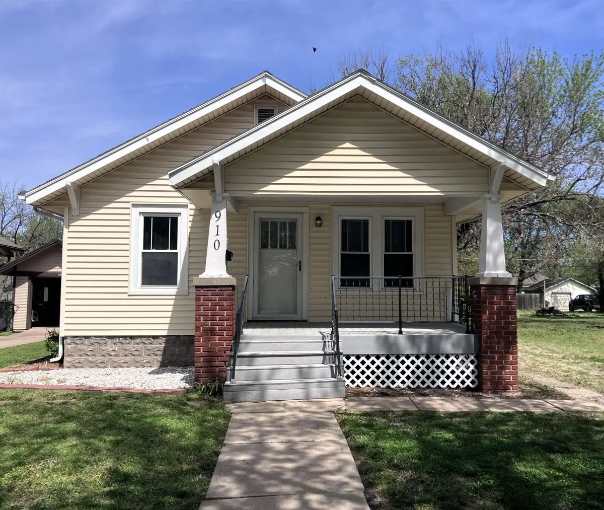 910 E 7th St, Newton, KS 67114 - #1