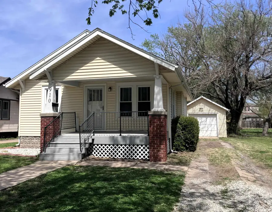 910 E 7th St, Newton, KS 67114 - #2