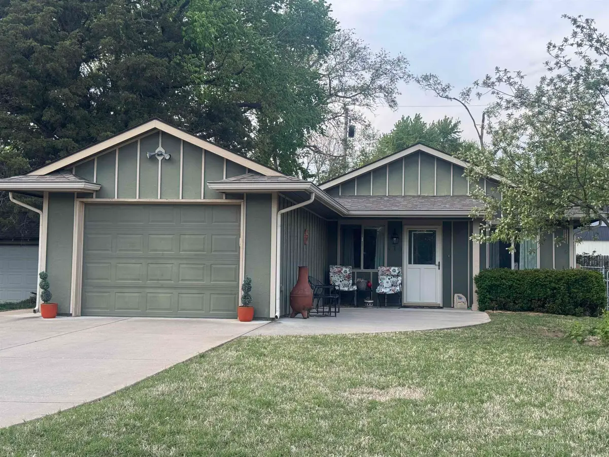 418 E Bridge St, Mulvane, KS 67110 - #1