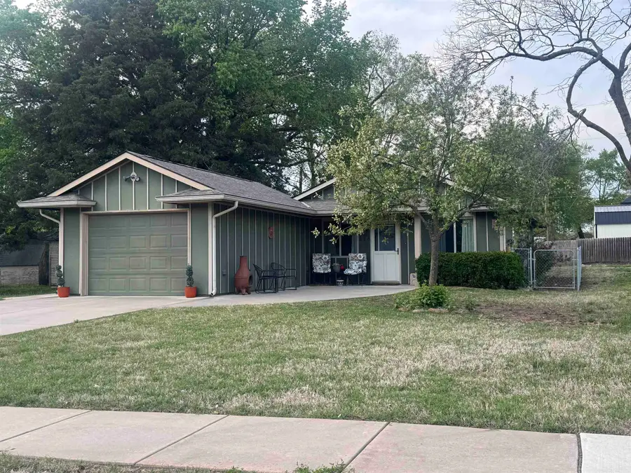 418 E Bridge St, Mulvane, KS 67110 - #2