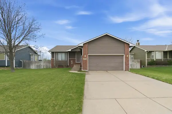 652 E Plantation Rd, Maize, KS 67101