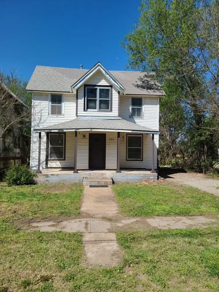 442 W 8th Ave, Winfield, KS 67156 - #1