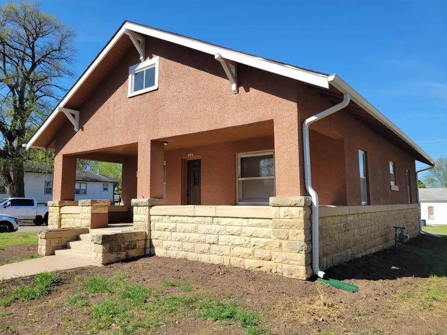 224 S Blaine St, Wellington, KS 67152 - #3