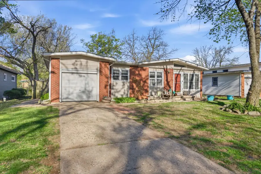 415 S Westview Dr, Derby, KS 67037 - #2