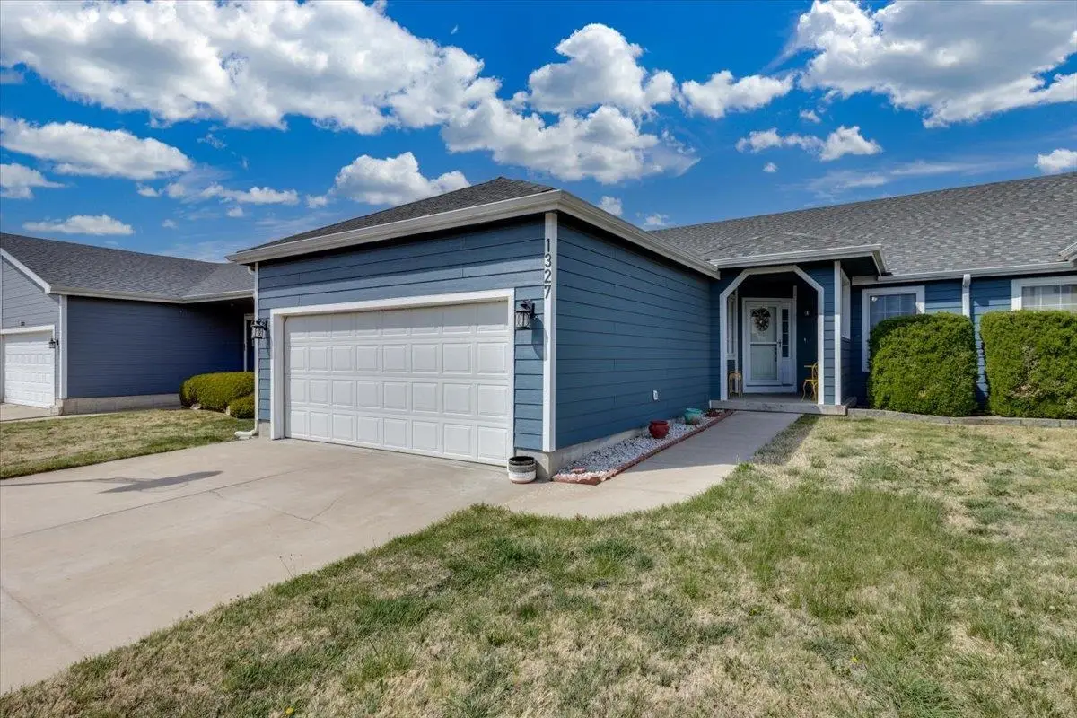 1327 Sierra Dr, Salina, KS 67401 - #1