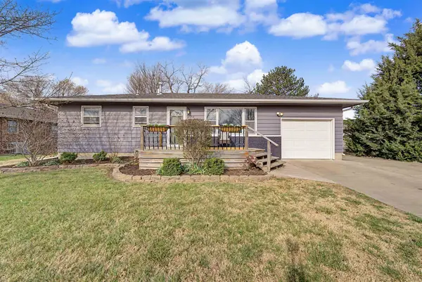 2082 Shalimar Dr, Salina, KS 67401