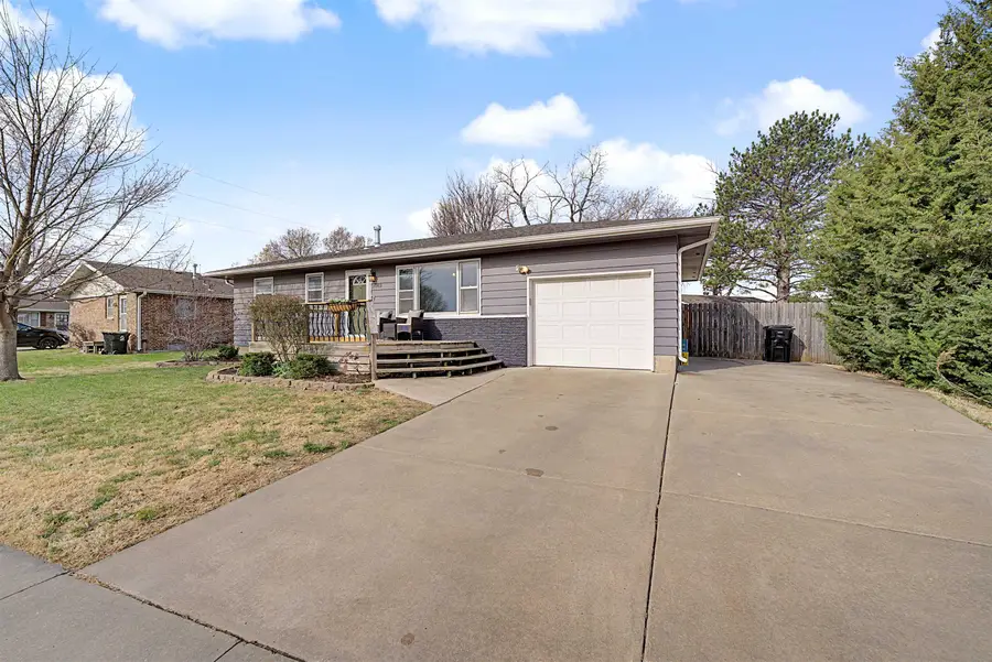 2082 Shalimar Dr, Salina, KS 67401 - #2