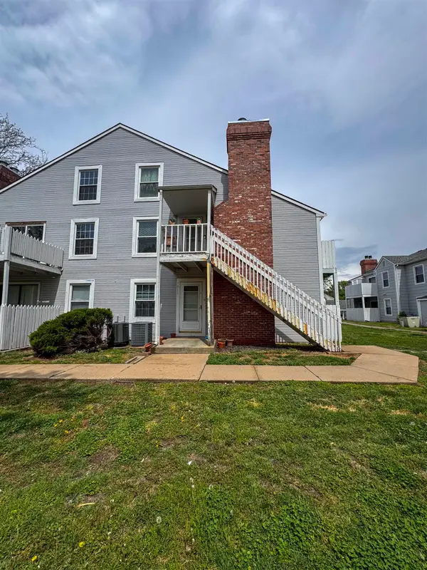 1717 S Cypress St, Wichita, KS 67207